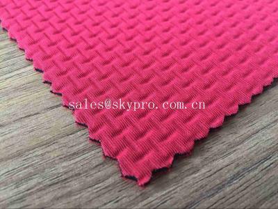 Chine petit pain de tissu du néoprène de rouge de 2mm avec des les deux production de relief par nylon pour l'habillement à vendre