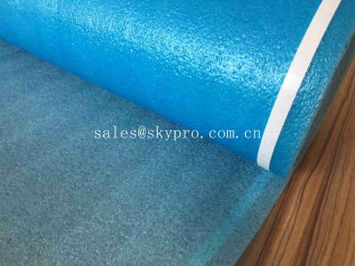 Chine PORTÉE en caoutchouc absorbante élevée bleue adaptée aux besoins du client de feuille de mousse du petit pain EPE de feuille/GV à vendre