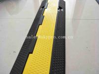 Китай Протектор шнура желтой куртки канала продуктов 3 кабеля отлитый в форму крышкой резиновый на открытом воздухе продается