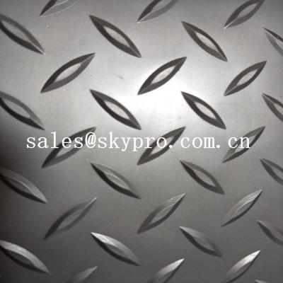 中国 耐火性のドット・パターン プラスチック シート灰色ポリ塩化ビニールのマットの耐久のマットの床の敷物車の床のマット 販売のため