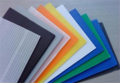 China 2mm Fluted Polypropylene White Corrugated Plastic Sheet 2100*1200mm for sale