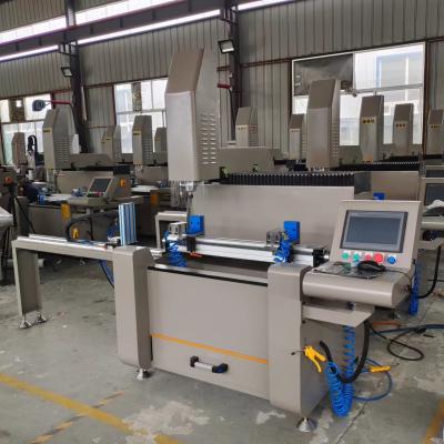 China Máquina de trituração automática de alumínio da janela de alumínio e da maquinaria 800mm da porta à venda