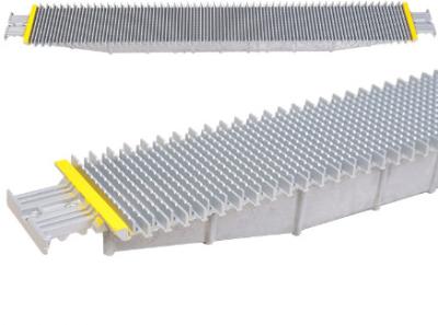 Chine Lancez le type en aluminium 1000 pièce de rechange étroite de palette d'escalator de 133mm d'escalator de profondeur à vendre