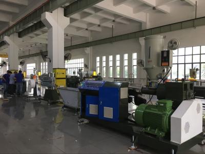 Chine Usine en plastique de profil de PVC de machine d'extrusion de profil de drainage en plastique bleu de couleur à vendre