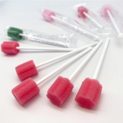 China Colorful Dental cleaning Sponge Individually Wraped Dentrifice Flavored Oral Swab Stick with Paper Stick en venta