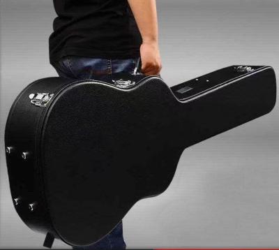 Chine Cas classique de vol de guitare de Plywooden avec la poignée de transport capitonnée à vendre