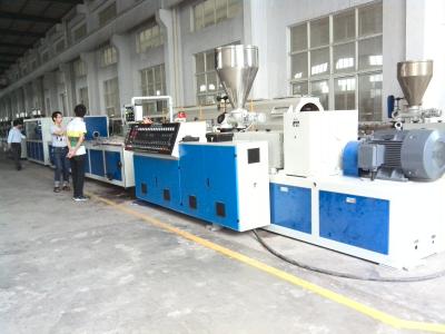 China Linha de produção plástica de madeira composta parafuso do perfil do dobro da máquina da extrusão à venda