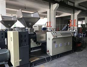 China 500kg/H que recicla os flocos do animal de estimação do granulador que peletizam a máquina à venda