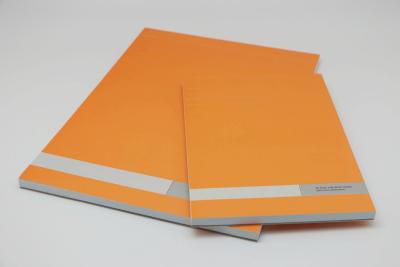 Κίνα Τοποθετημένο σε στρώματα μεταλλίνη σημειωματάριο που δεσμεύει τη μαλακή συνδεδεμένη εκτύπωση βιβλίων χρώματος εγγράφου όφσετ 80g CMYK προς πώληση