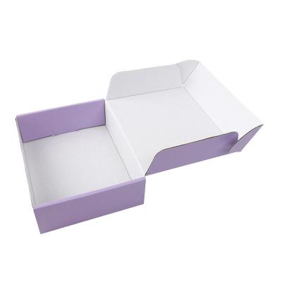 Китай Изготовленные на заказ коробки упаковки одежды логотипа выбивая бумажную рифленую коробку продается