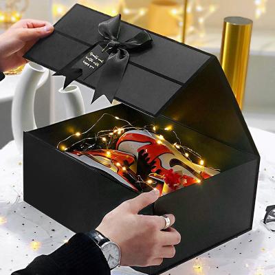 China Kundenspezifisches Geschenk Soems, das kundenspezifischen Logo Printing Wedding Gift Box mit Band verpackt zu verkaufen