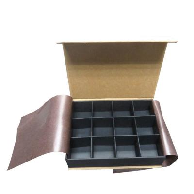 China Kraftpapier-Plätzchen-Kasten, der mit Kissen-Auflagen für Teiler-Einsatz-Schokolade verpackt zu verkaufen