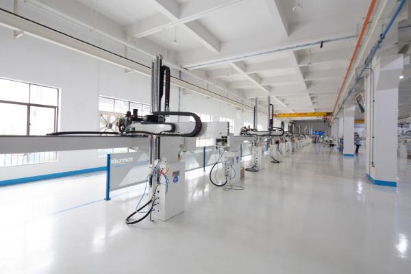 Quality High Efficiency Swing Arm Robot , Injection Moulding Industrial Robotic Arm for sale