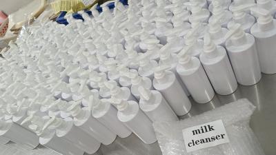 中国 大きさは泡の柔らかいミルクの洗剤の表面穏やかな敏感な皮の顔の洗剤を洗浄しない 販売のため