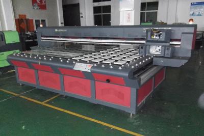 China impresora plana ULTRAVIOLETA del color de los 2.5X1.3m para el tablero de madera/los materiales flexibles en venta