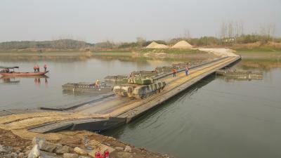 China Pontoon Shape Depth 0.8m Ferrying Rafts Military Pontoon Bridge Fast Erectiion for sale
