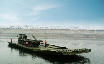 China Tracked Load 72t Temporary Bridge Power Military Floating Bridge for sale