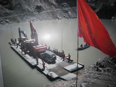 Chine Le personnel transfère le pont de flottement en eau de ponton flottant de dock provisoire de pont à vendre