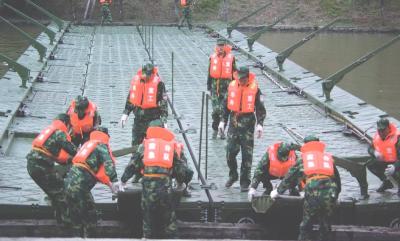 China Single Heavy Ribbon Military Pontoon Floating Bridge For Tank, Artillery Transportation for sale