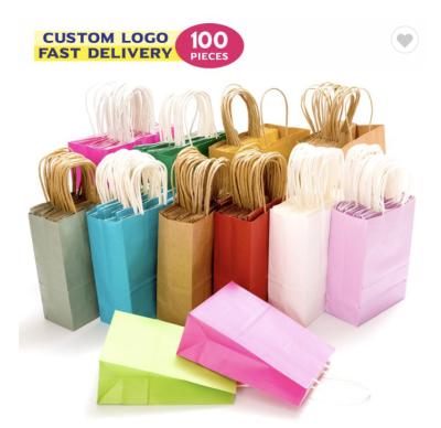 China Bolsa de papel reciclable que empaqueta las bolsas de papel de encargo negras de las compras de Brown Kraft con la manija en venta