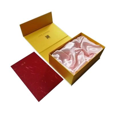 Chine L'emballage cosmétique fait sur commande de luxe enferme dans une boîte le blanc et le boîte-cadeau de cosmétique d'or à vendre