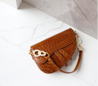 China 26cm 6cm 18cm Crocodile Saddle Bag With Wide Strap Moderate Hardness for sale