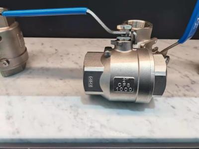 China Válvula de bola de aço inoxidável soldada parafusada da braçadeira 150lb 3pcs à venda