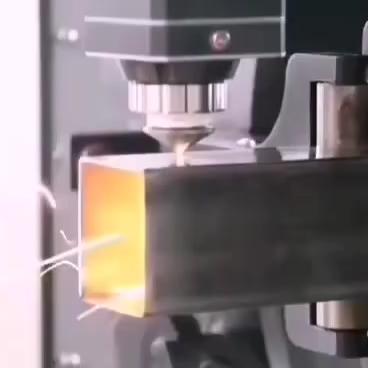 China Fiber Tube Cutting Machine/Tube laser cutting machine manufacturers en venta