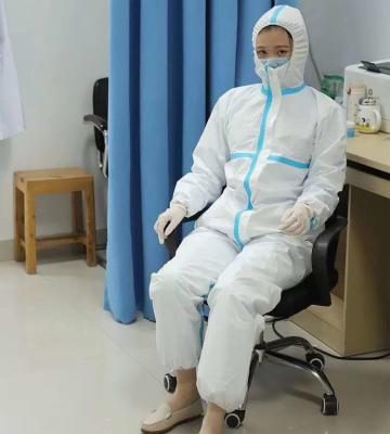 China Mano suave disponible médica de secado rápido del traje protector que siente el virus anti en venta