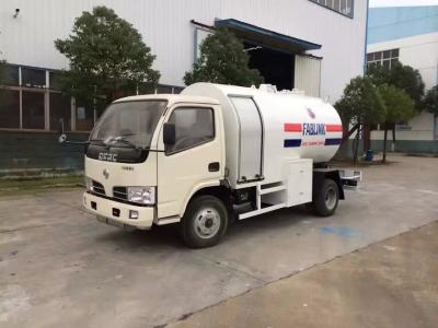 China 2.5MT Bobtail Propane Truck , Dongfeng 4X2 Small Cylinder Filling Fuel Bowser Truck for sale