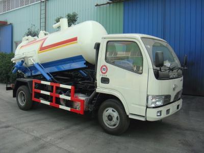 China Rueda 6 5000 litros de aguas residuales de la disposición del camión de succión del vacío 5 toneladas para el transporte de Sewege en venta