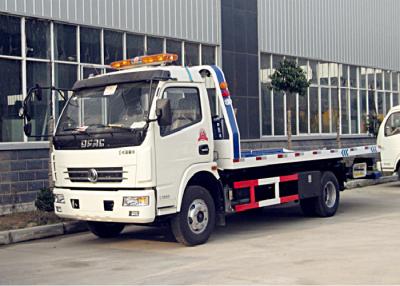 China Dongfeng 5 toneladas de la plataforma de camión de camión de auxilio resistente 4*2 uno - remolque - dos en venta