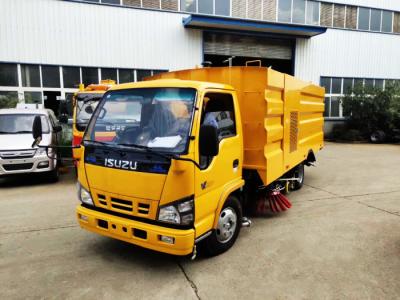 China ISUZU 4*2 Road Road Washing Truck , Cleaning Tank Truck With 4cbm Water 5cbm Dust for sale