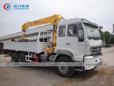 中国 6*4 HOWOのトラックは8Tまっすぐな望遠鏡ブーム クレーンを取付けた 販売のため
