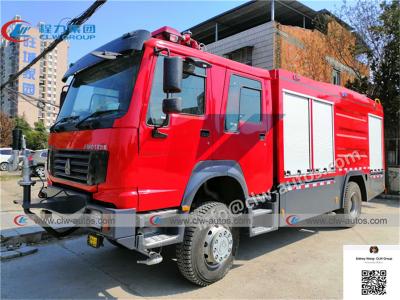 China Camión campo a través del coche de bomberos de SINOTRUK HOWO 4x4 con 4000 - el tanque de la espuma del agua 6000L  en venta