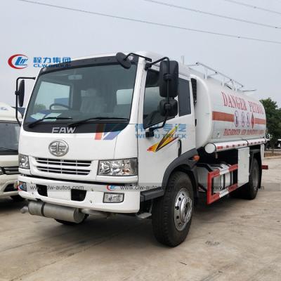 中国 LHD/RHD Faw 4x2 8m3のガロンの重油の配達用トラックの燃料の輸送のタンク車 販売のため