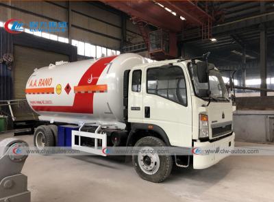 China Q345R LPG Gas Tanker Truck Bobtail Truck 5 Tons 8 Tons For Cylinder Refilling for sale