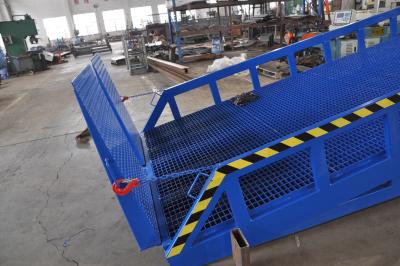 China 0.6m Mechanical Hydraulic Mobile Dock Ramp with Outriggers , 6000Kg for sale