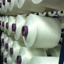 China Breien van polyester gesponnen garen Kegelpakket Polyester gemengd garen Te koop