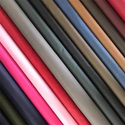 China Tejido de cuero sintético flexible, ligero, suave y liso en venta