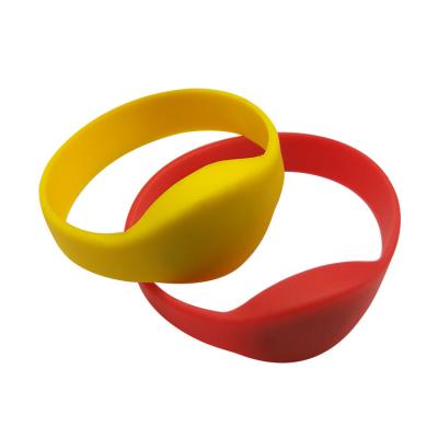 China Durable Passive  Desfire EV1 UHF RFID Wristband For Payment Waterpark Hospital for sale
