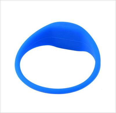 China Durable Passive G03 RFID Chip Wristband RFID Silicone Wristband Curve Head for sale