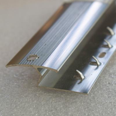 中国 アルミニウム カーペットの滑らかな端のトリムはアルミニウム カーペットのトリム30mmを縞で飾る 販売のため