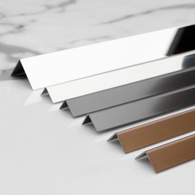 China El titanio cepillado 201 304 L cubierto negro forma el suelo de tira de acero inoxidable de transición en venta