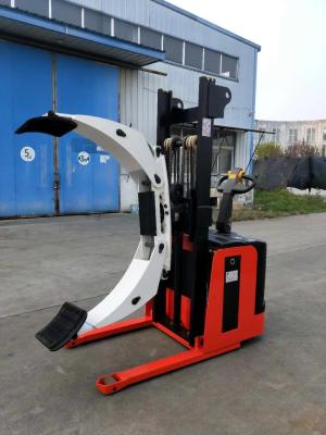 中国 1.5 トン 負荷容量 電気クランプスタッカー 400-1300 mm ストラッドルッグ付き 販売のため