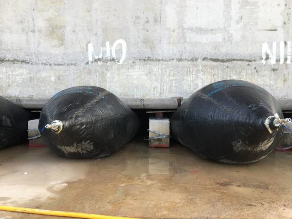 Quality Heavy duty 2*30m marine airbags for ship launching and ship beaching operations for sale
