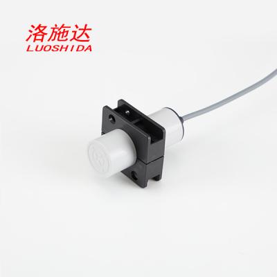 China D34 PNP Capacitive Proximity Sensor DC Smooth Plastic Body For Liquid Level Detection for sale