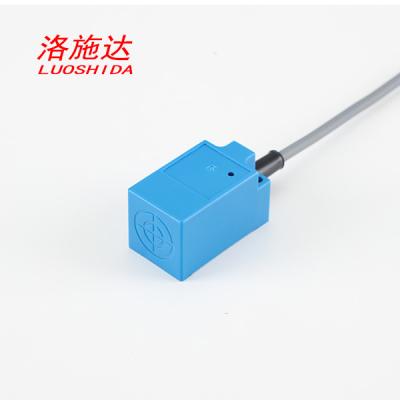 China 24V Non Flush Rectangular Inductive Proximity Sensor Q25 Plastic Tube for sale