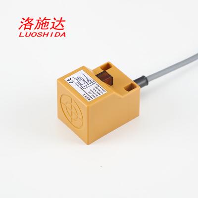 China Q40 proximidade indutiva do sensor amarelo plástico do quadrado do alojamento do fio da C.C. 3 para a detecção do metal à venda