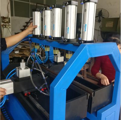 Chine Machine de accrochage de accrochage de radiateur en plastique du réservoir d'eau de voiture d'outil de radiateur pneumatique servo de puissance C à vendre